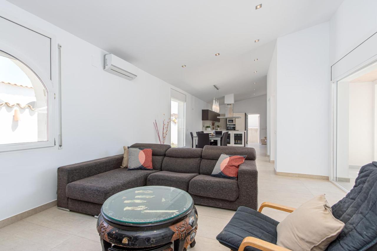 Goldhome - New House With Private Heated Pool, Parking, Wifi, Games Room Empuriabrava Extérieur photo